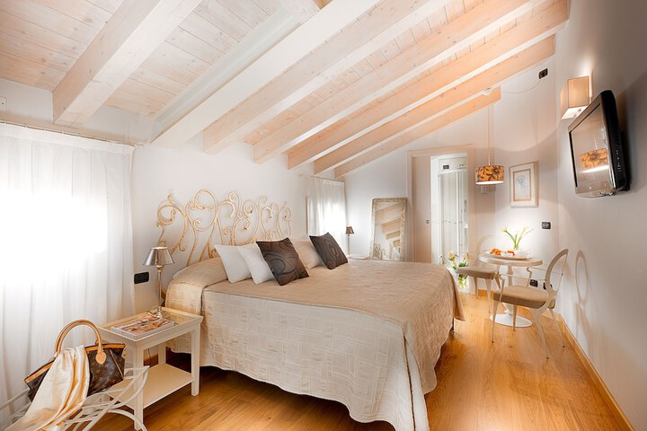 Room 8 of 26