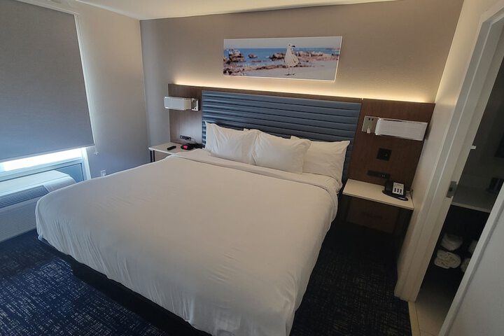 1 King Bed (4 of 16)