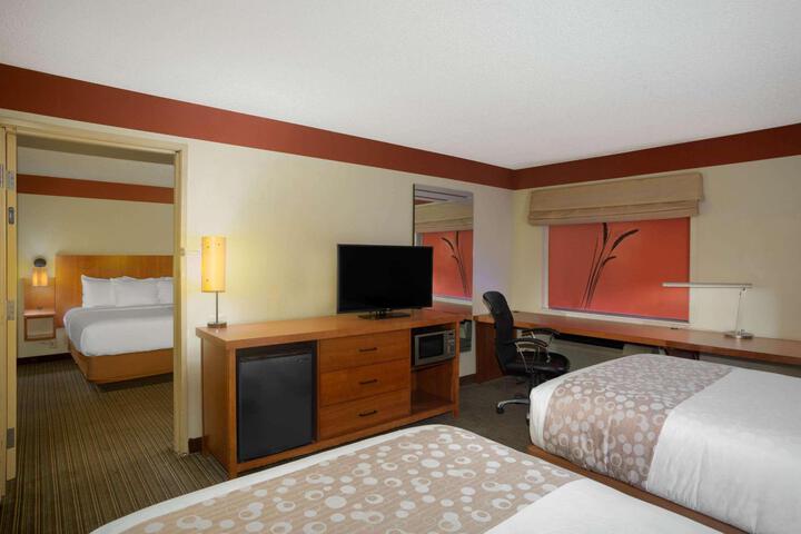 1 King Bed (5 of 7)