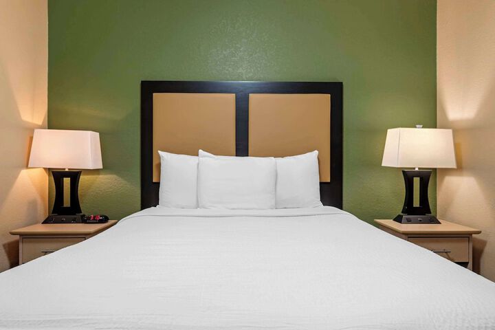 1 Queen Bed Efficiency (12 of 20)