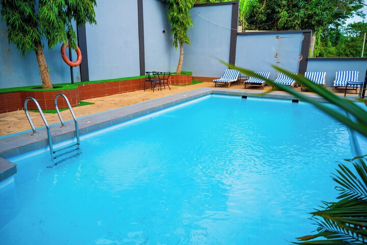 Pool 76 of 121