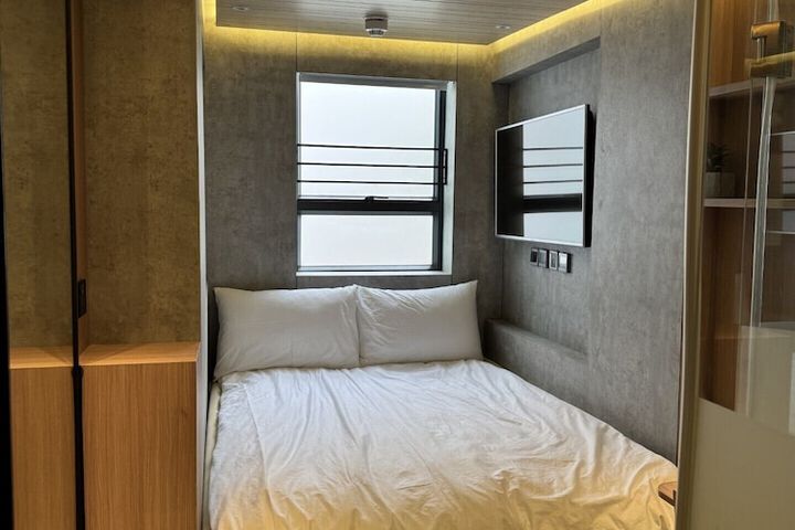 Room 4 of 9