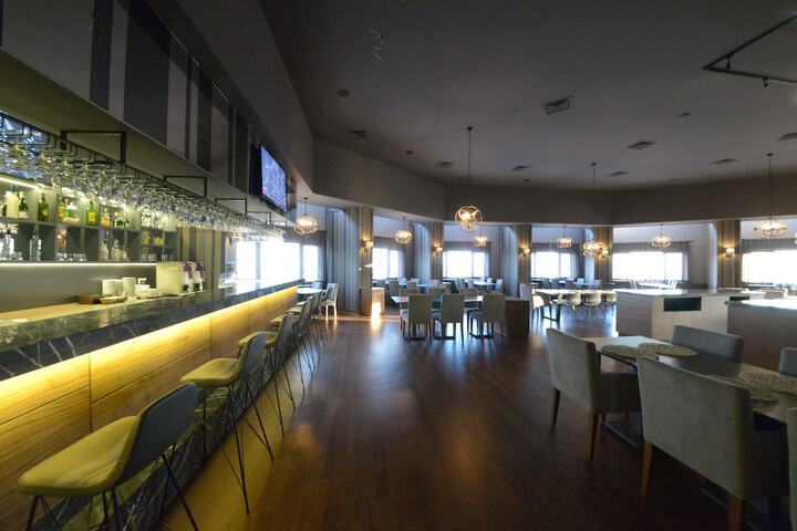 Lounge 31 of 39