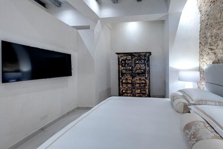 Room 6 of 96
