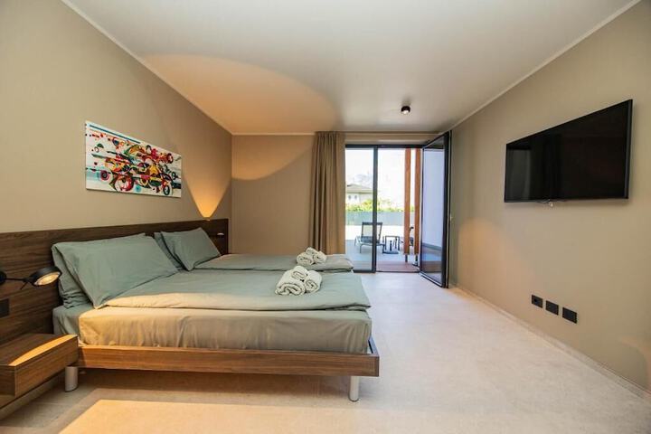 Room 2 of 34