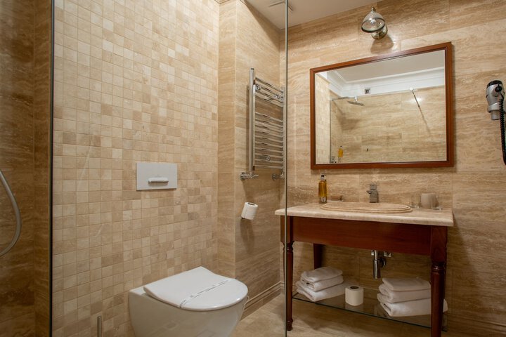 Room 32 of 42