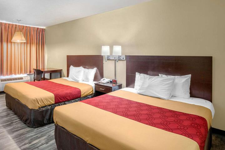 1 Queen Bed (13 of 14)