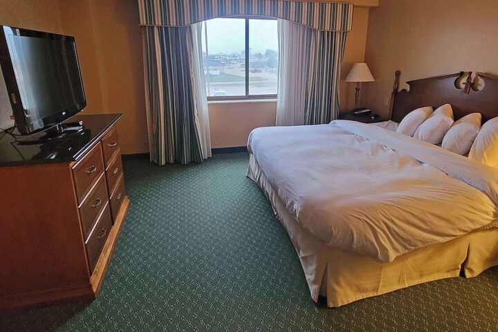 1 King Bed Accessible (16 of 16)