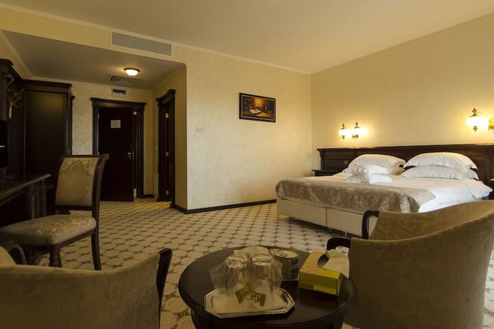 Room 6 of 78