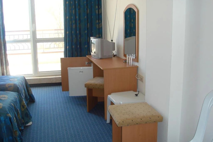 Room 6 of 18