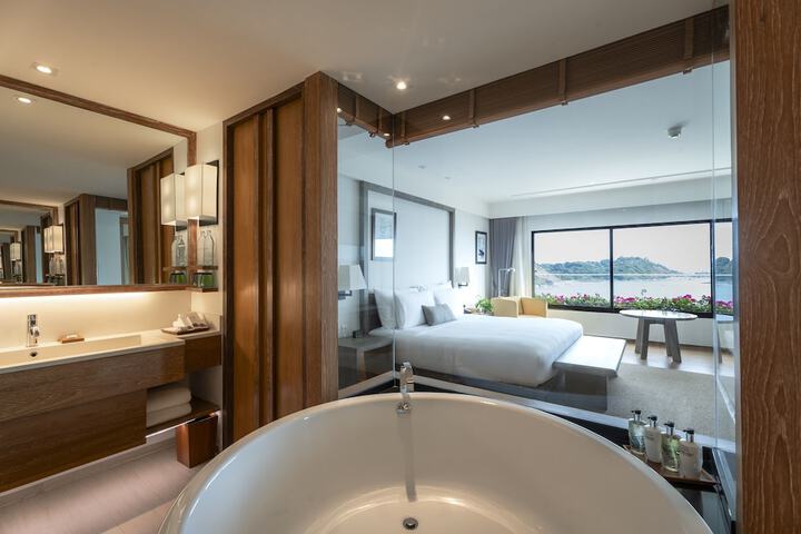Deep soaking bathtub