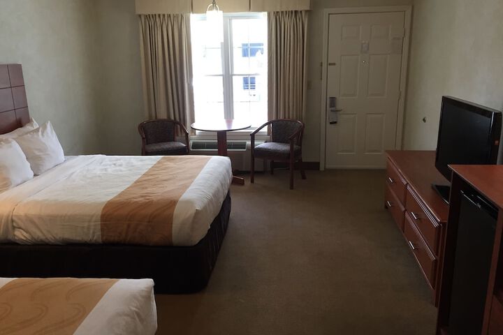 2 Queen Beds (14 of 19)
