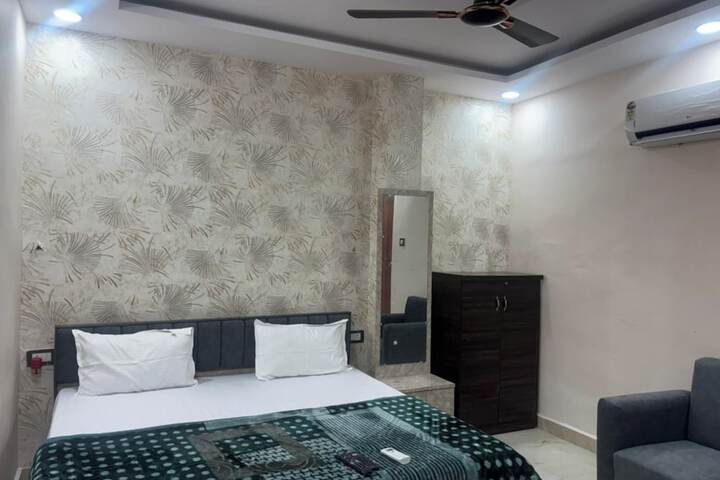 Room 4 of 20
