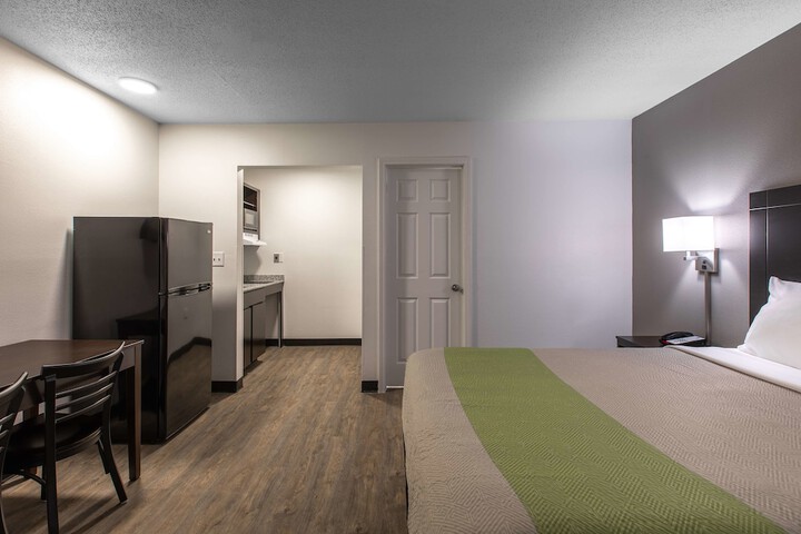 1 Queen Bed | Deluxe Kitchen (3 of 8)