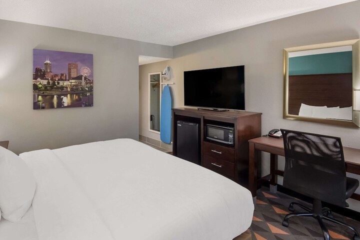 1 King Bed Accessible (2 of 20)