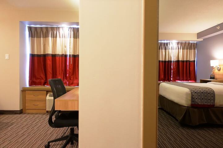 1 Queen Bed (15 of 50)