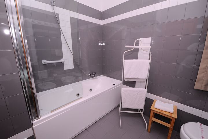 Room 9 of 38