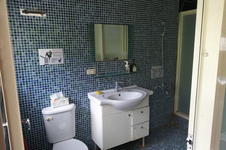 Room 27 of 32