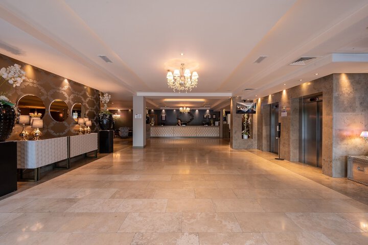 Entrance & Lobby