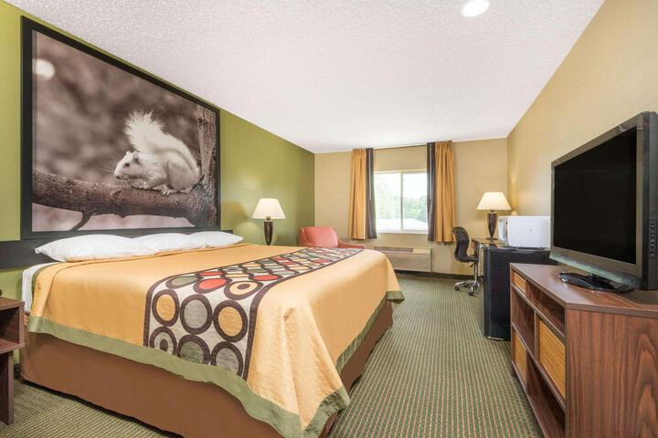 1 Queen Bed (7 of 17)
