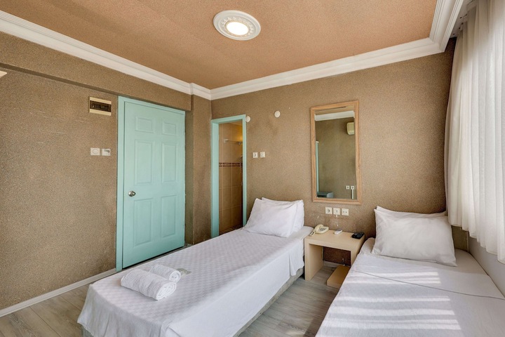 Room 14 of 102