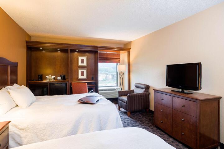 2 Queen Beds (8 of 9)
