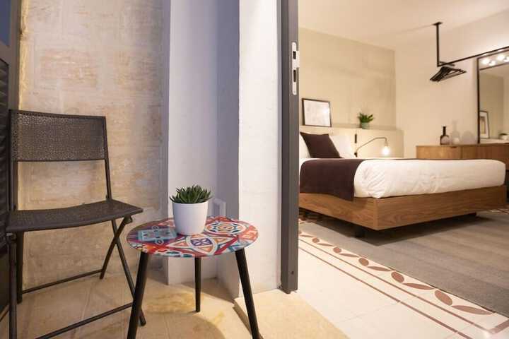 Room 2 of 10