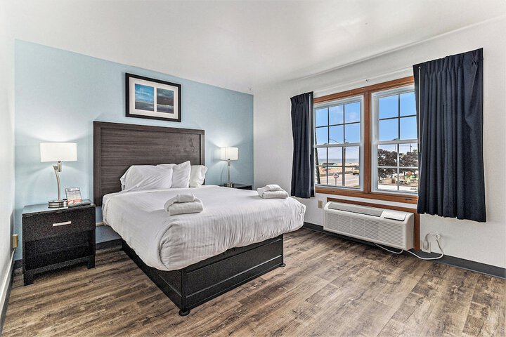 Economy Queen Bed Lake View Patio (81 of 82)
