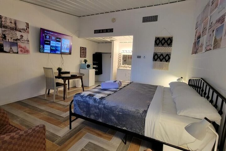 Comfort Room 1 King Bed Refrigerator, Microwave (3 of 7)