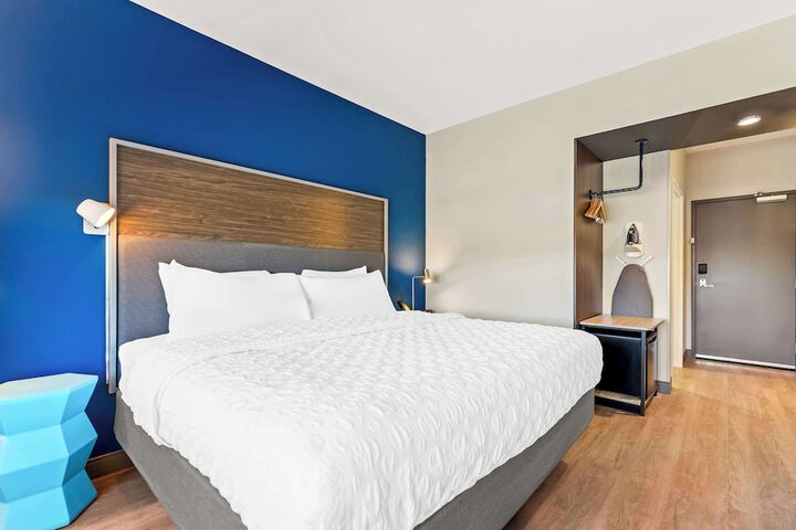 1 King Bed Accessible (6 of 8)