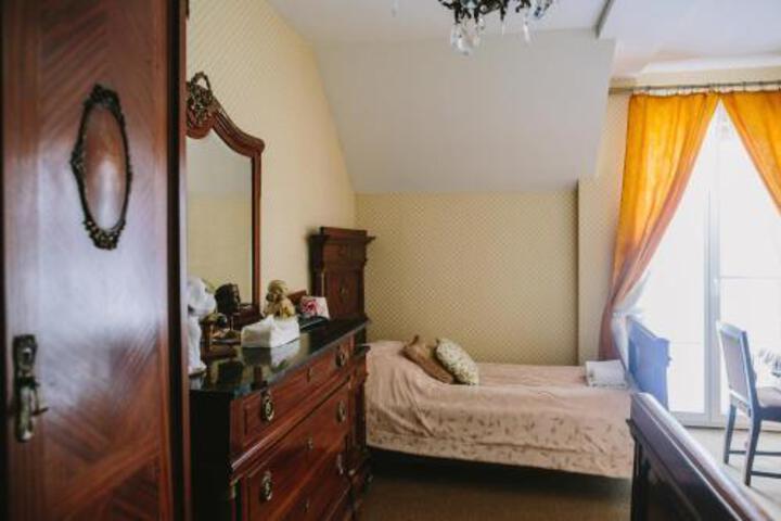Room 2 of 4