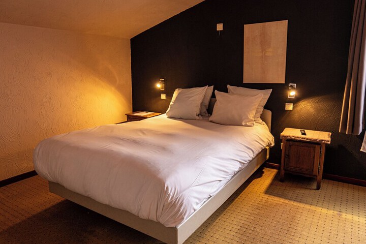 Room 4 of 16