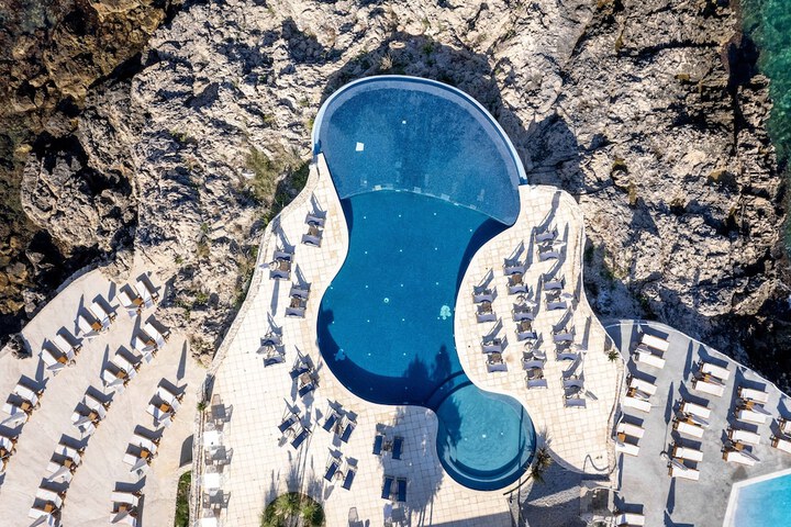 Pool 30 of 74