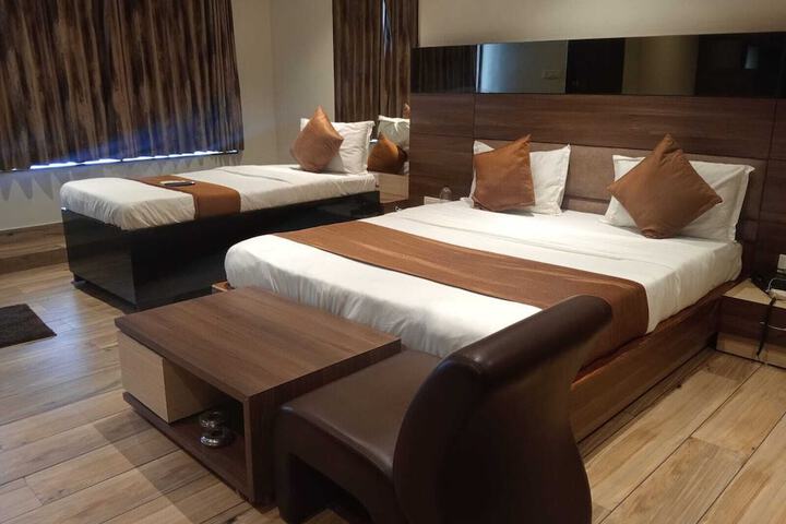 Room 6 of 14