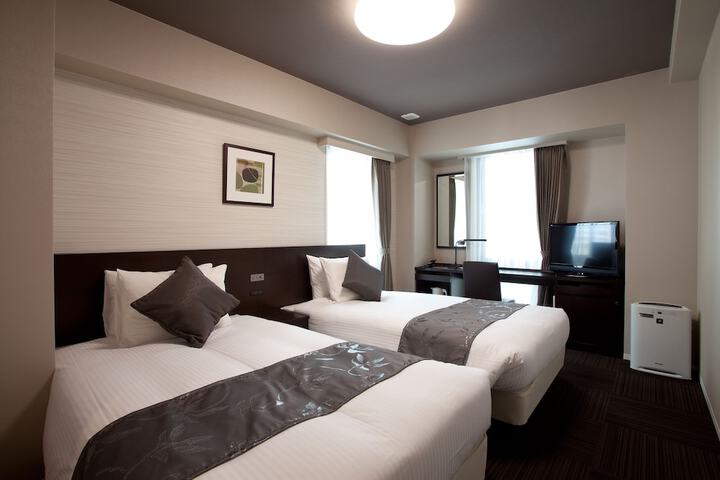 Room 5 of 32