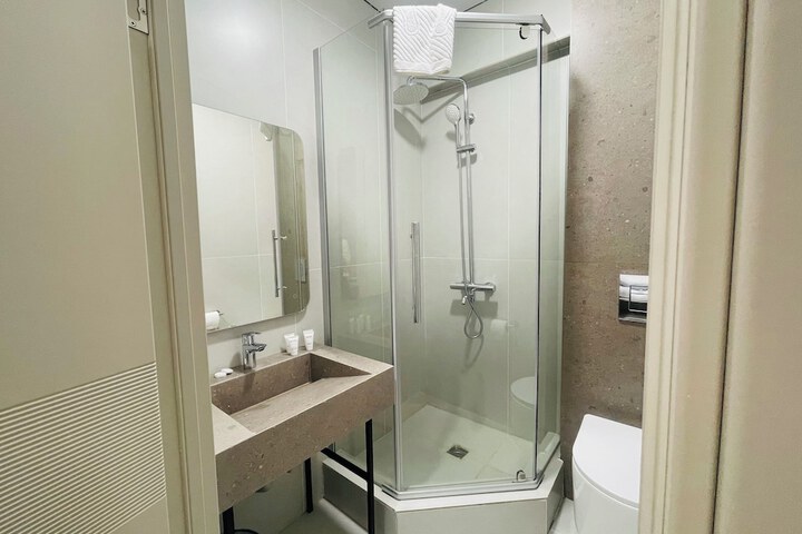 Room 102 of 127