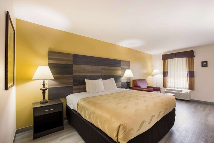 1 King Bed (15 of 20)