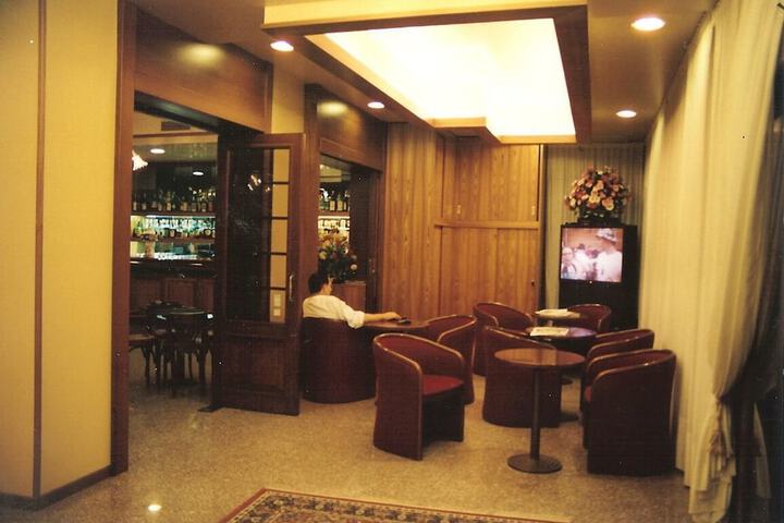 Lounge 38 of 45