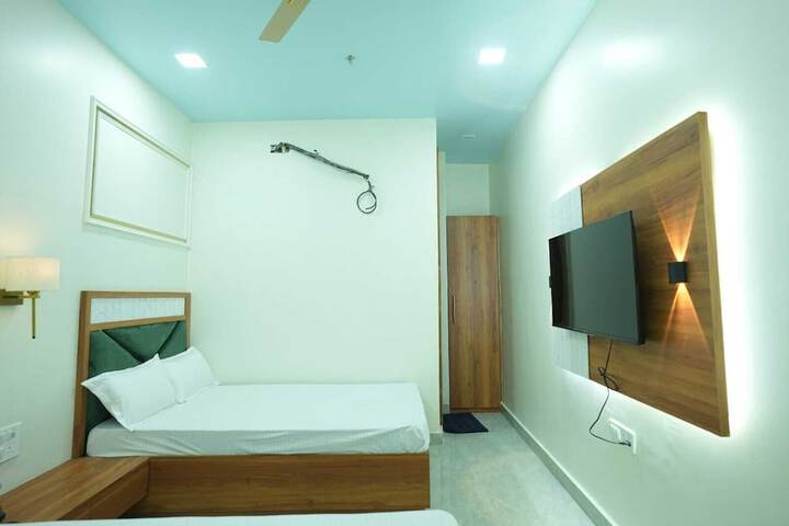 Room 8 of 28