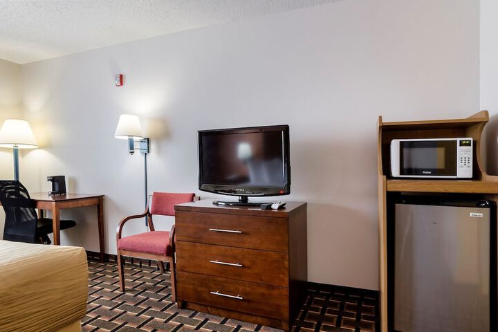 1 King Bed (4 of 5)