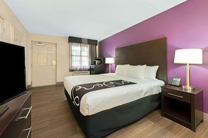 1 King Bed Mobility Hearing Impaired Accessible Room (14 of 16)