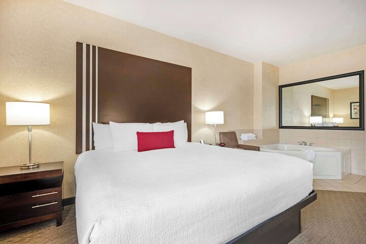1 King Accessible Comm Assist Bathtub Microwave, Refrigerator WiFi Full Breakfast (10 of 13)