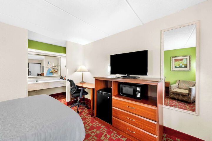 1 Queen Bed (2 of 7)