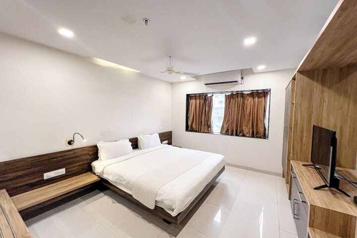 Room 8 of 33