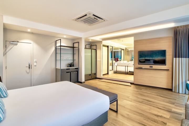 Room 6 of 32