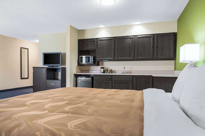 1 King Bed (4 of 12)