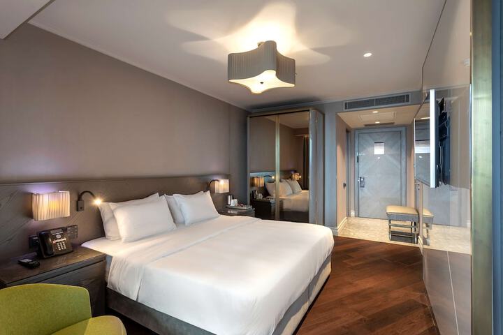 Room 5 of 153