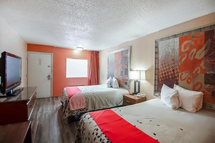 2 Queen Beds (10 of 12)