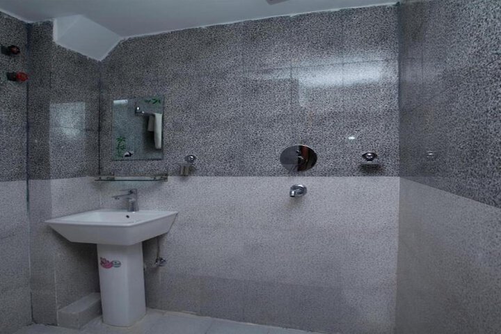 Room 8 of 12