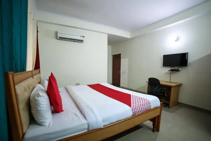 Room 5 of 9